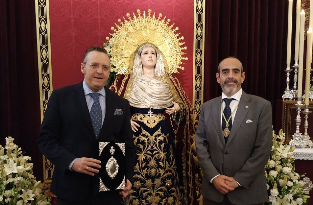 El pregonero de la Esperanza en este 2018, Juan Carlos Gallardo Ruiz -a la izquierda de la imagen-, junto al hermano mayor de La Trinidad, Juna Mnauel Piñas Vázquez, el día en que recogió las pastas de su Pregón