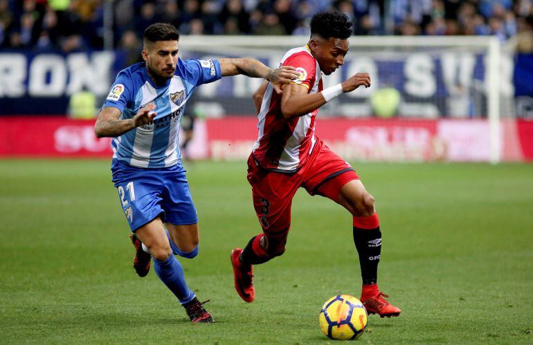 Samuel, lucha por un balón junto a Mojica, el día de su debú