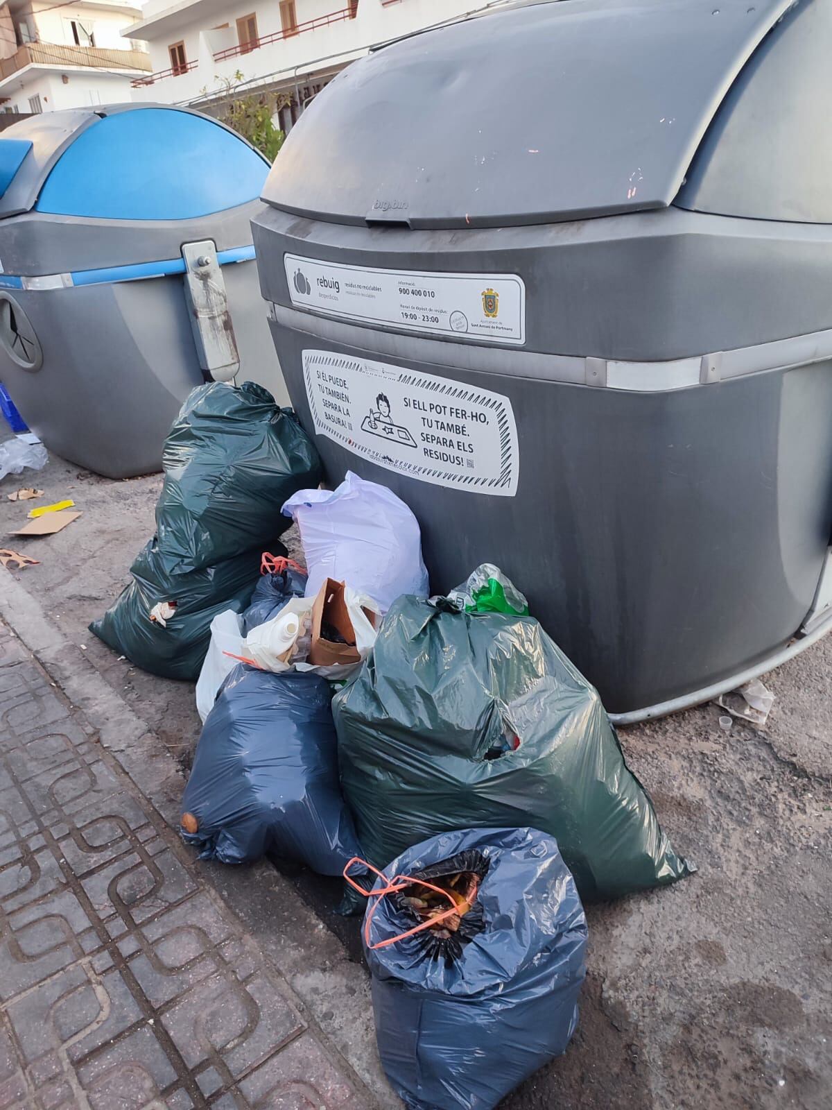 Restos junto a los contenedores de residuos