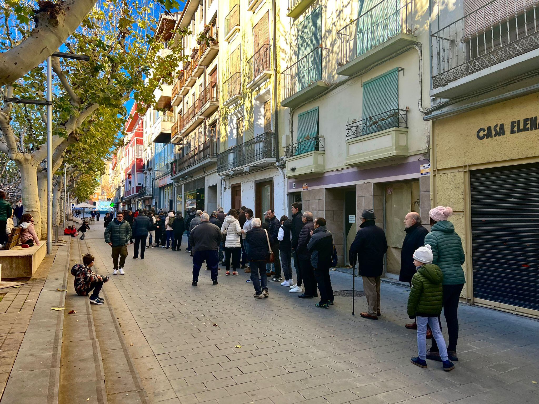 Aficionados que han pasado por las oficinas a adquirir sus entradas