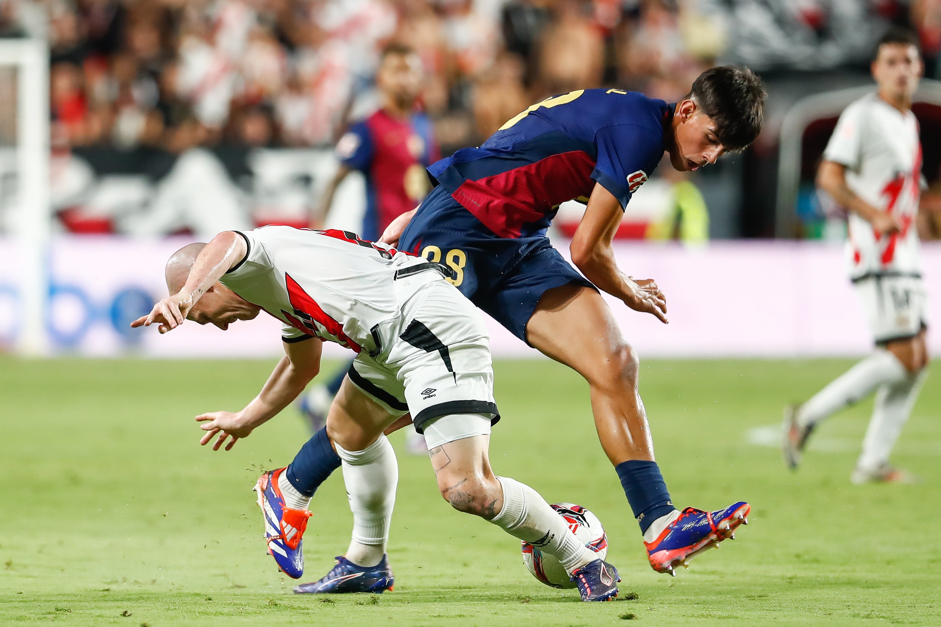 Isi Palazón y Marc Bernal disputan el balón durante el Rayo Vallecano - Barça de la jornada 3 de Liga