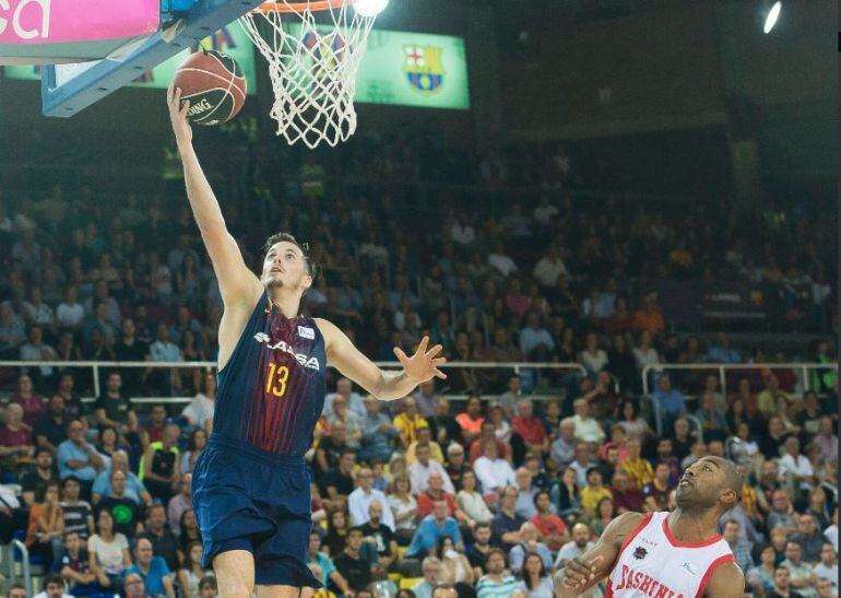 Thomas Heurtel penetra a canasta ante la mirada de Jayson Granger.