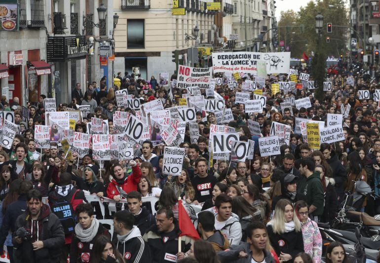 Manifestación entre Atocha y la Puerta del Sol convocada por el Sindicato de Estudiantes (SE) en la jornada de huelga nacional de alumnos contra la Lomce y las &quot;reválidas&quot; el pasado 24 de noviembre