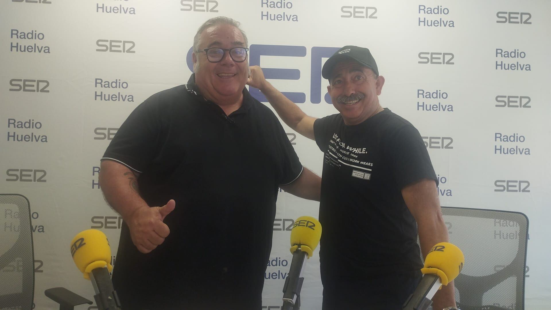 Juan Lara diseñador de interiores junto a Antonio García ex director de la Escuela de Arte León Ortega de Huelva (con gorra)