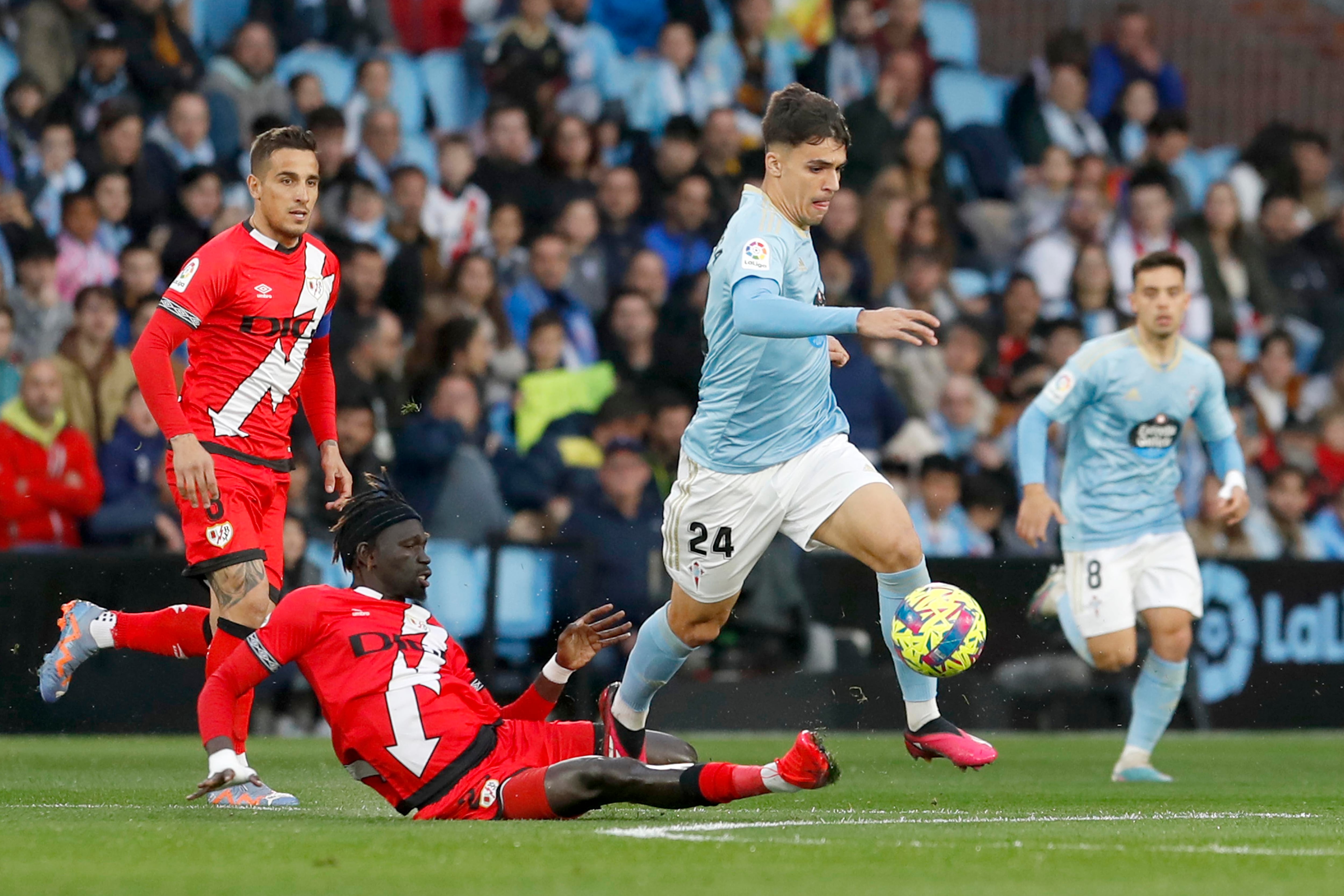 Vigo (Pontevedra), 11/03/2023.- El centrocampista del Celta, Gabriel Veiga (d), se lleva el balón ante el centrocampista senegalés del Rayo Vallecano, Pathé Ciss, durante el encuentro correspondiente a la jornada 25 de primera división disputado hoy sábado en el estadio Balaidos de Vigo. EFE / Salvador Sas.
