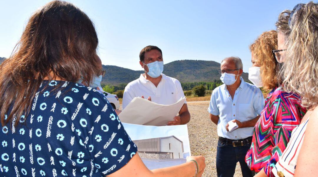 Martínez Chana (c) en una visita a la parcela de construcción del parque de bomberos de Cañete el pasado mes de julio