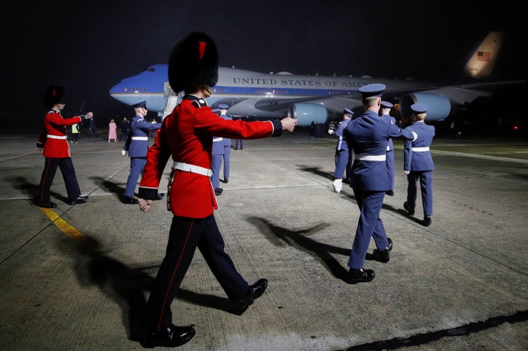 Recibimiento militar a Joe Biden a su llegada a Europa. 