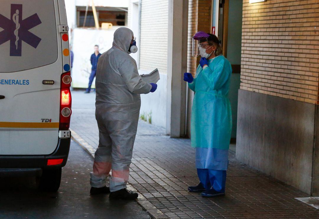 Una ambulancia llega con un enfermo