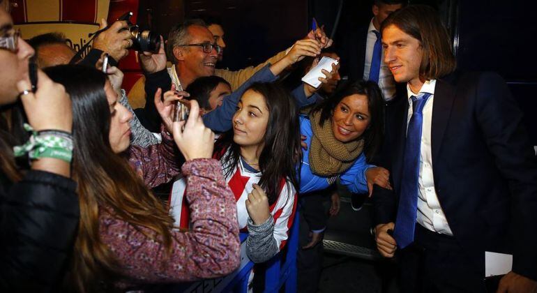 Filipe Luis, a la llegada del Atlético a Sevilla.