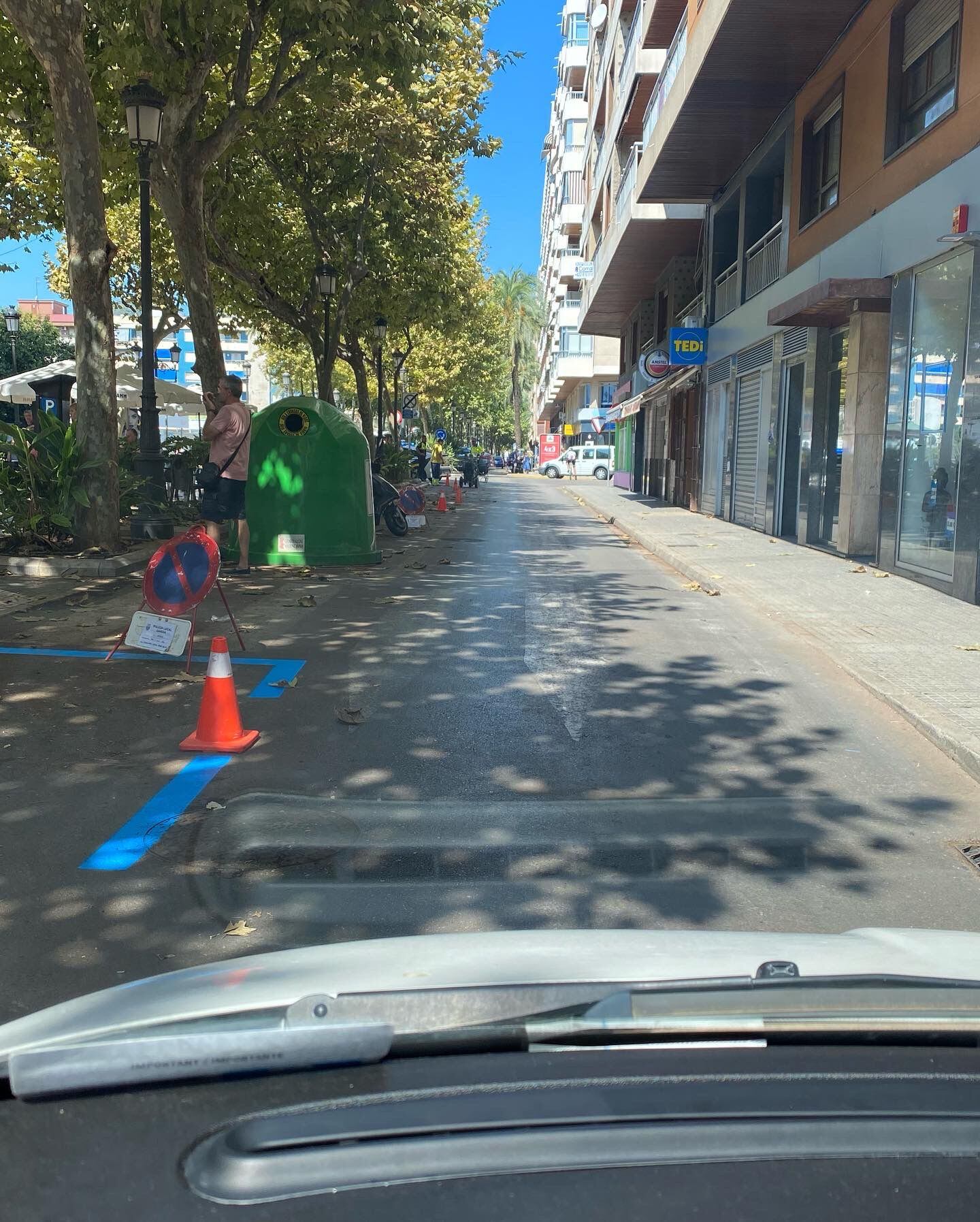 Trabajos de repintado en la zona azul de Gandia.