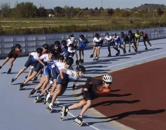 Los patinadores en la nueva pista de Huesca