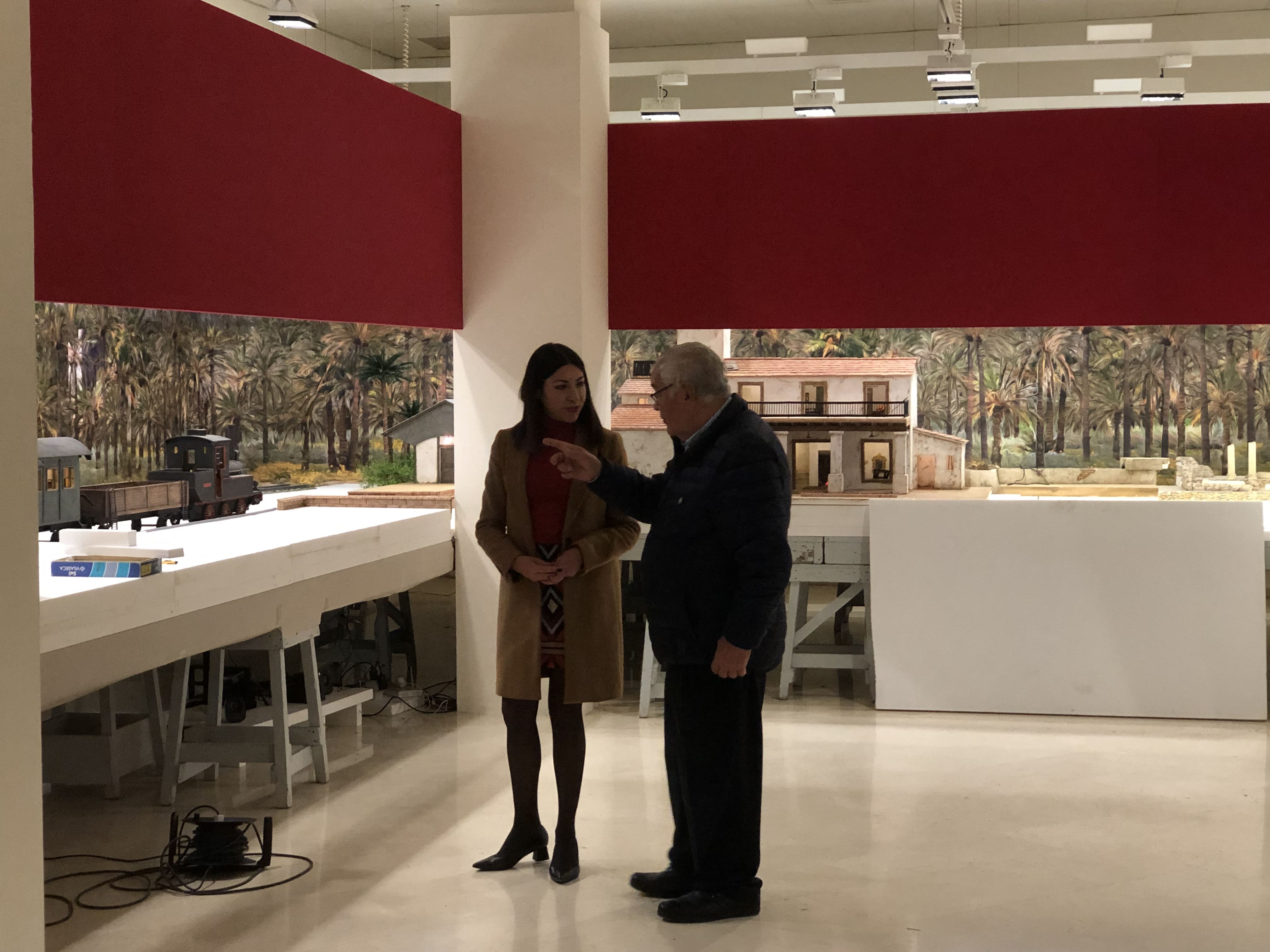 La concejala de Fiestas, Mariola Galiana, visitando el nuevo belén de la CAM de Elche