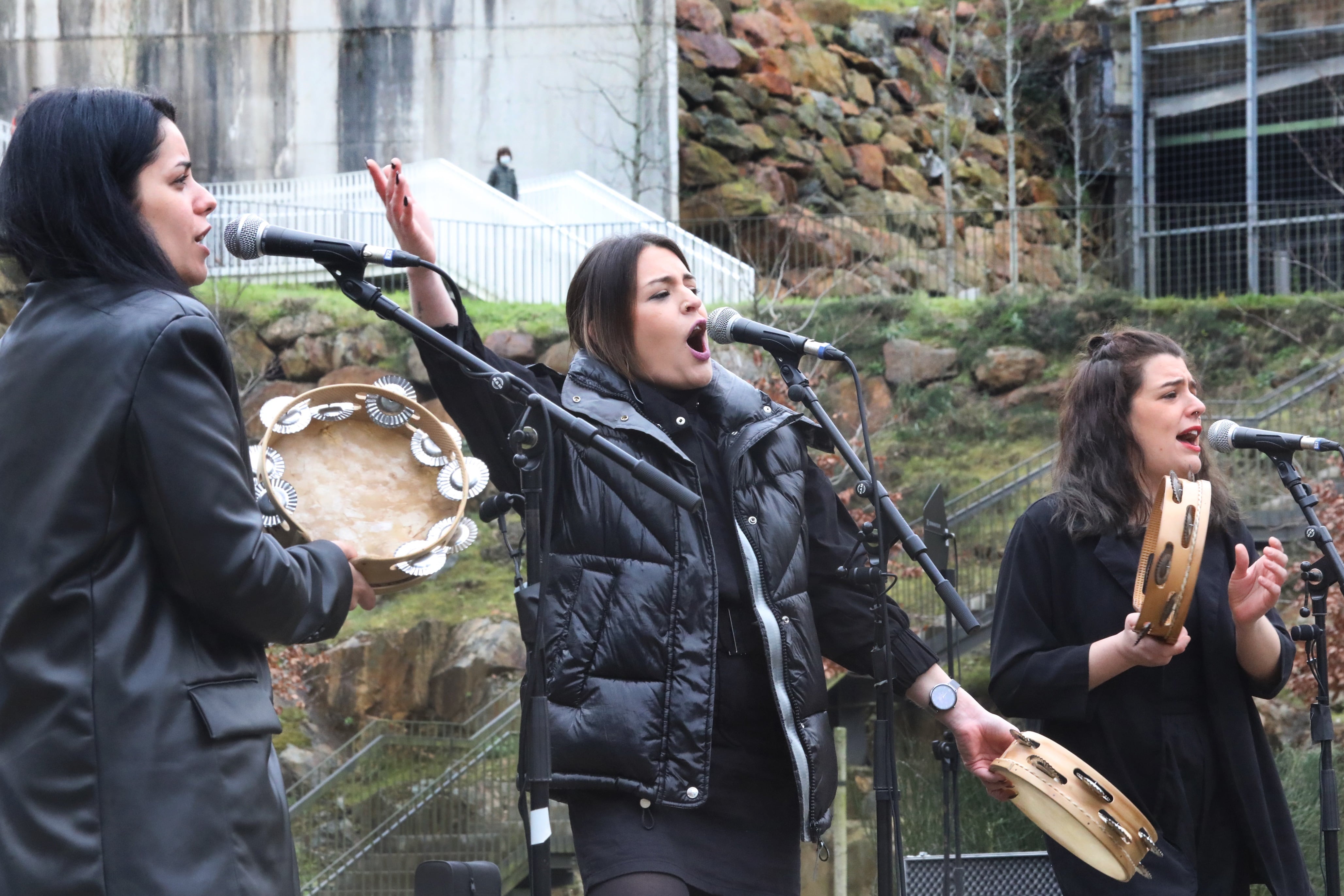 (De iz a der) Aida Tarrío, Olaia Maneiro y Sabela Maneiro, componentes del grupo de música Tanxugueiras, actúan en el acto de celebración del Día de la Lengua Materna, este domingo, en Santiago de Compostela.