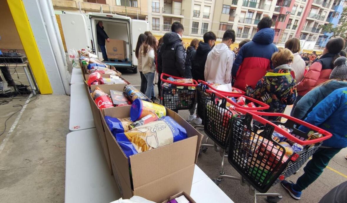Recogida del Banco de Alimentos en el colegio de los Salesianos