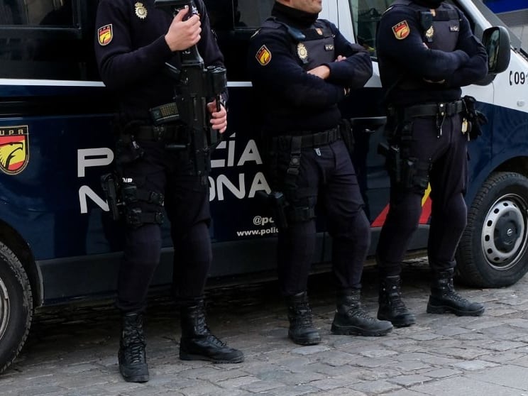 Imagen de recurso de tres agentes de Policía Nacional en la Plaza del Sol de Madrid