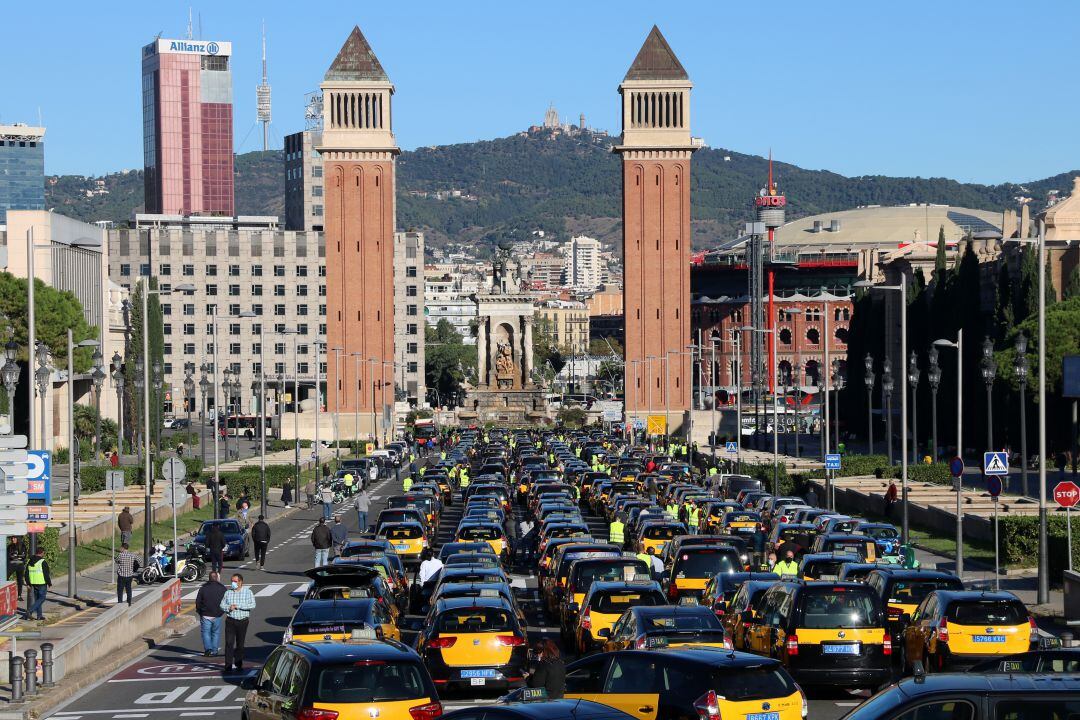 Taxistes de Barcelona concentrats a l'avinguda Maria Cristina