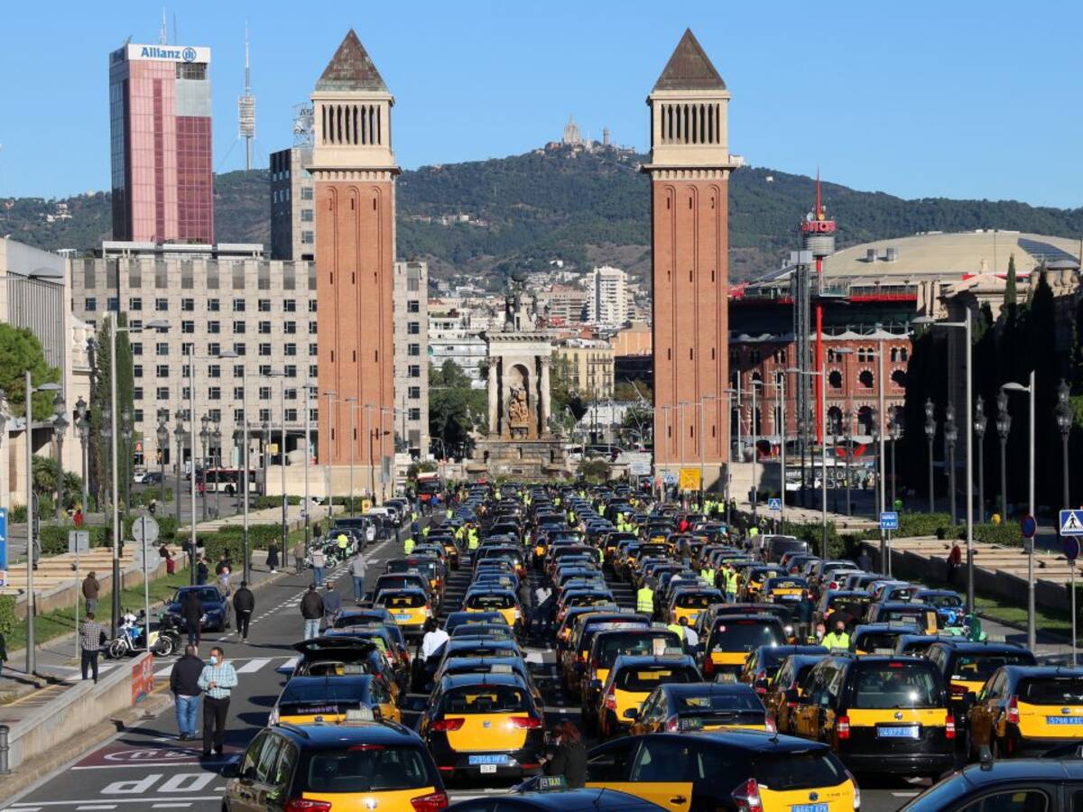 El sector del taxi fa una marxa lenta a Barcelona per reclamar ajudes i moratòries