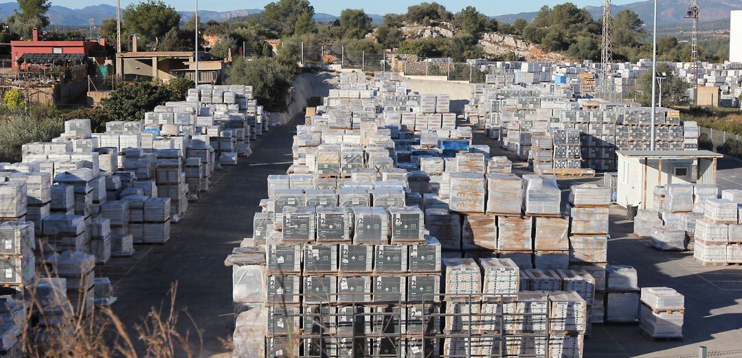 Imagen del exterior de una empresa de cerámica