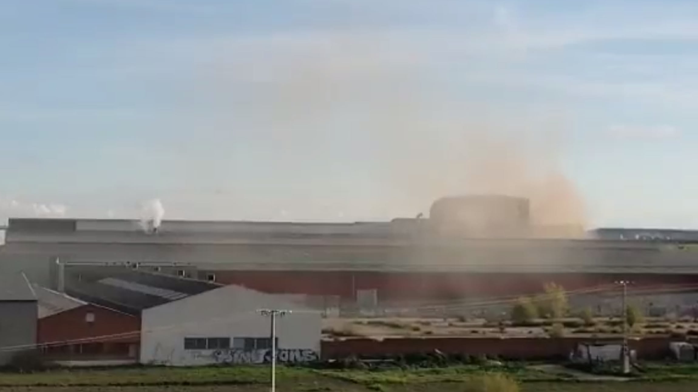 El humo marrón que salía de la fábrica Corrugados de Getafe, el pasado sábado, preocupó a los vecinos cercanos por si pudiera contener plomo.