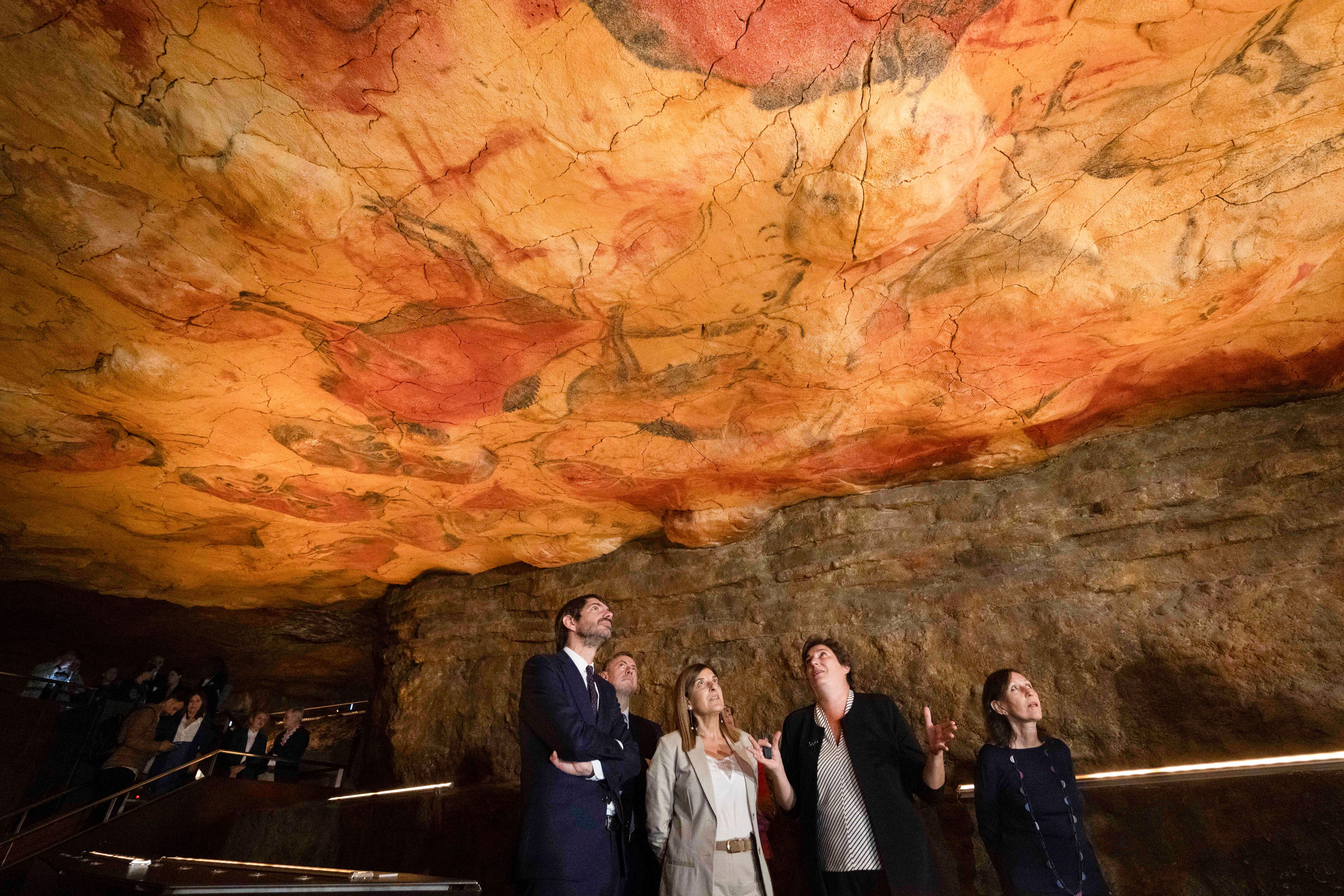 SANTILLANA DEL MAR, 04/06/2025.- El ministro de Cultura, Ernest Urtasun (i), junto a la presidenta de Cantabria, María José Sáenz de Buruaga (2i) y la directora del Museo Nacional y Centro de Investigación de Altamira, Pilar Fatás (2d), durante la reunión del Patronato del Museo Nacional del Altamira, este miércoles en la localidad cántabra de Santillana del Mar. EFE/Pedro Puente Hoyos