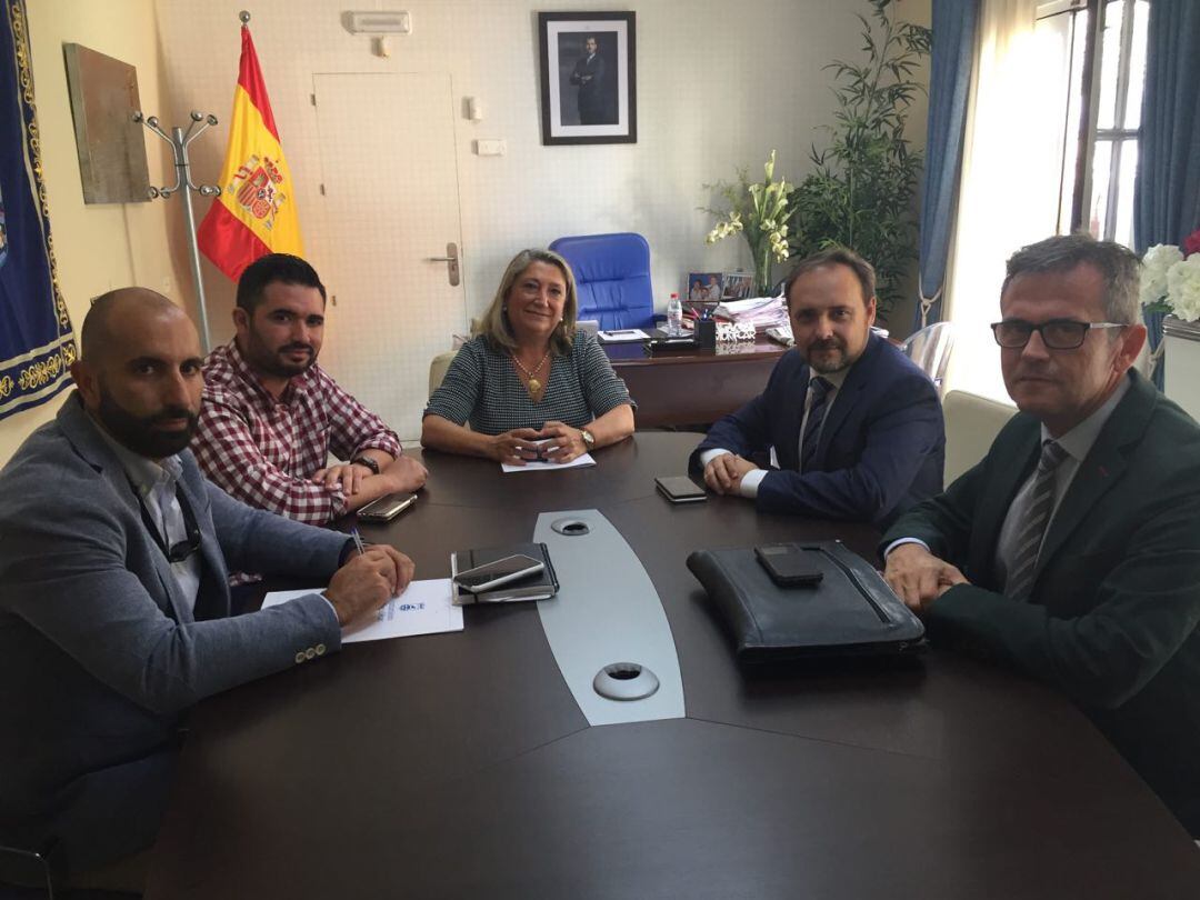 El director general de Infraestructuras Judiciales, Miguel  Ángel Reyes, durante la reunión que ha mantenido  con la alcaldesa de Almuñécar,Trinidad Herrera