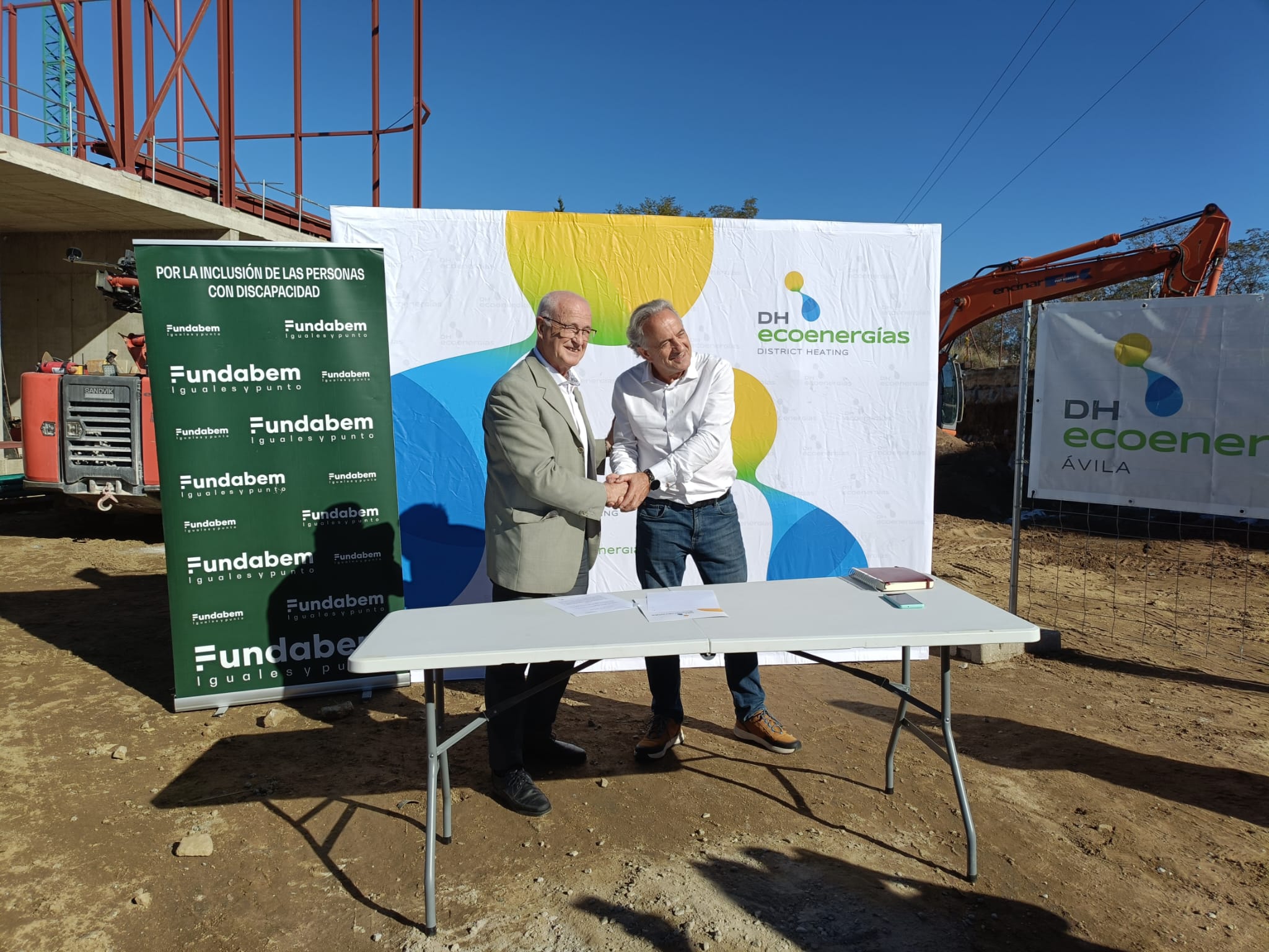 Fernando García y Teo López firman el convenio de colaboración entre Fundabem y DH Eco Energías