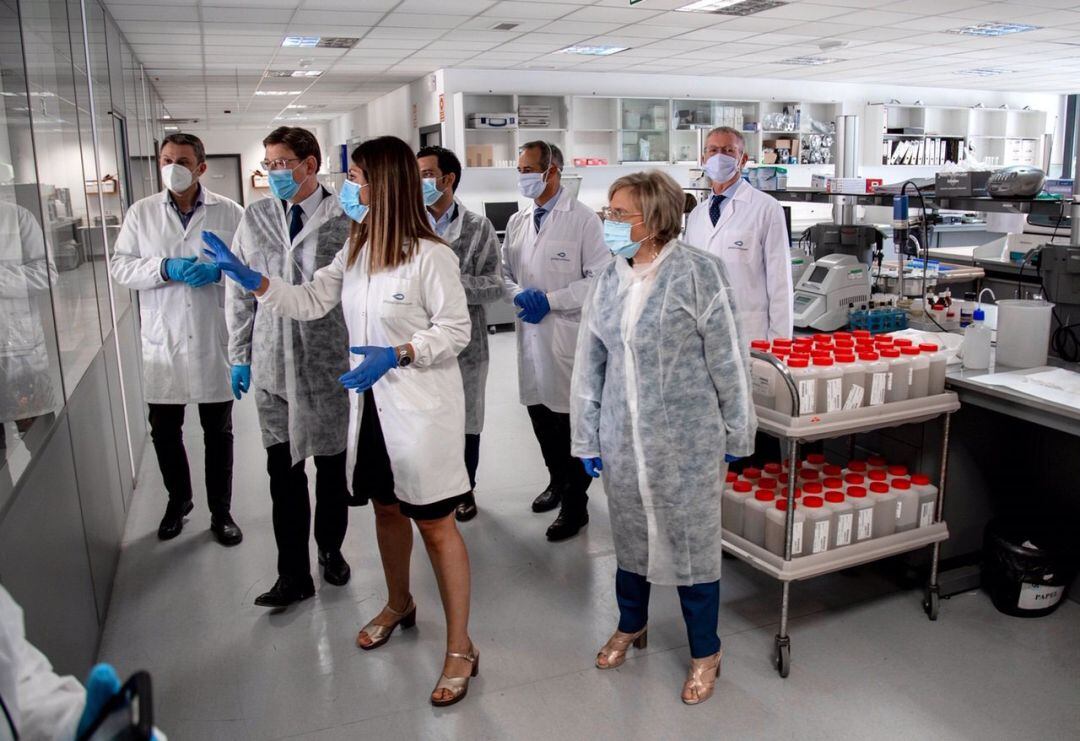 Ximo Puig en su visita al Laboratorio de Calidad de Agua de Global Omnium