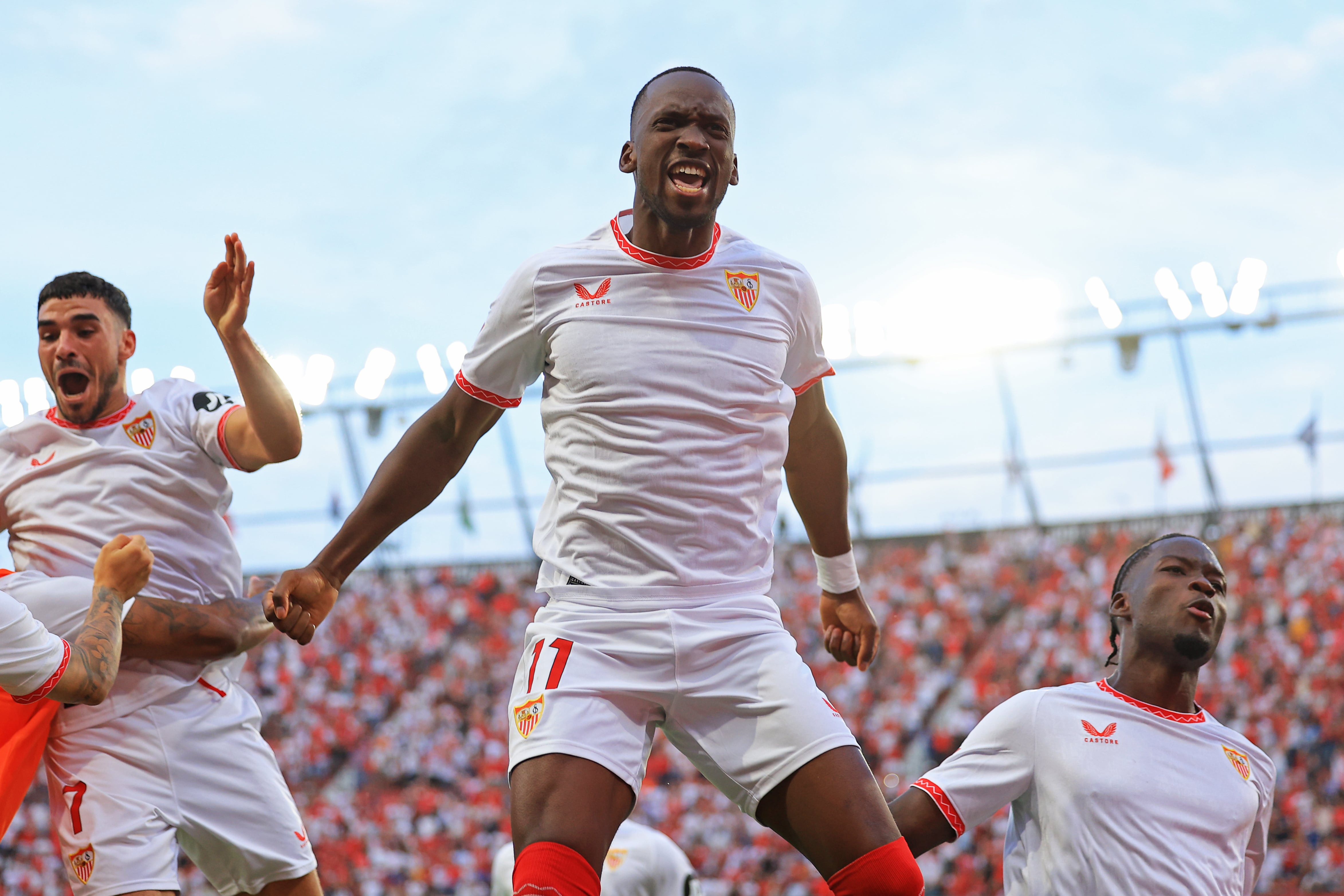 Lukebakio celebra su gol de penalti