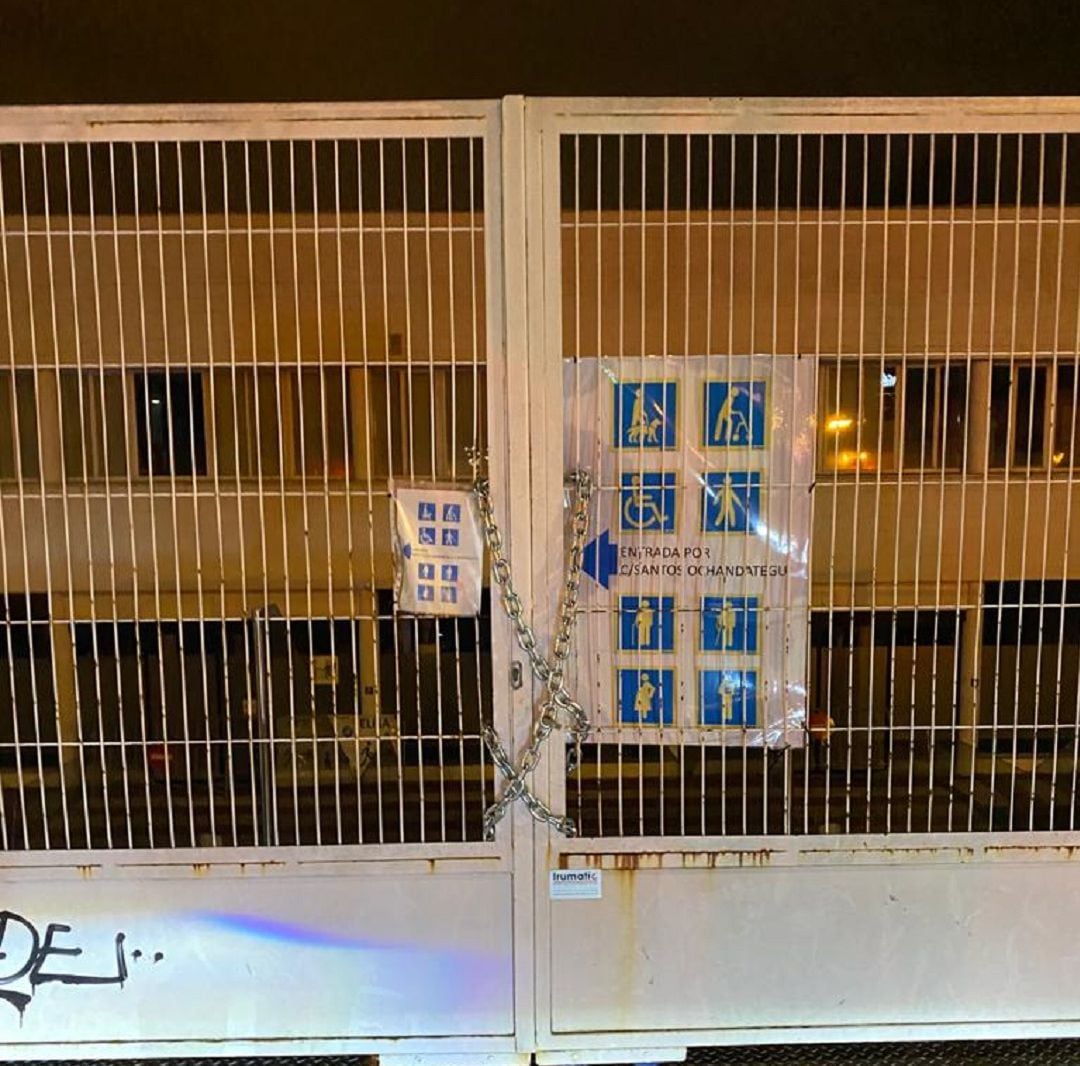 refeNa ha amanecido con las puertas encadenadas