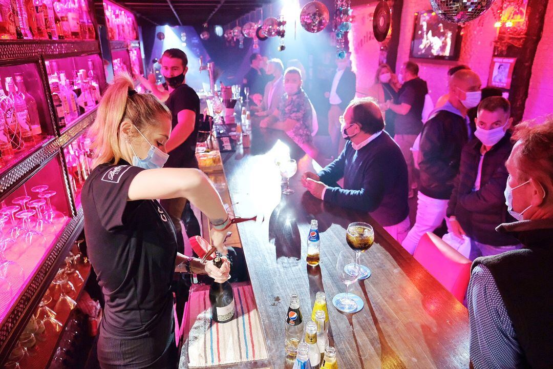 Una barra llena en el interior de un bar musicar durante el ensayo clínico para la apertura del ocio nocturno