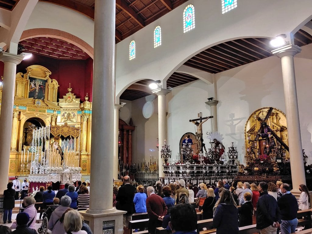 Los tres pasos del Cerro del Águila en el interior de la parroquia de Los Dolores