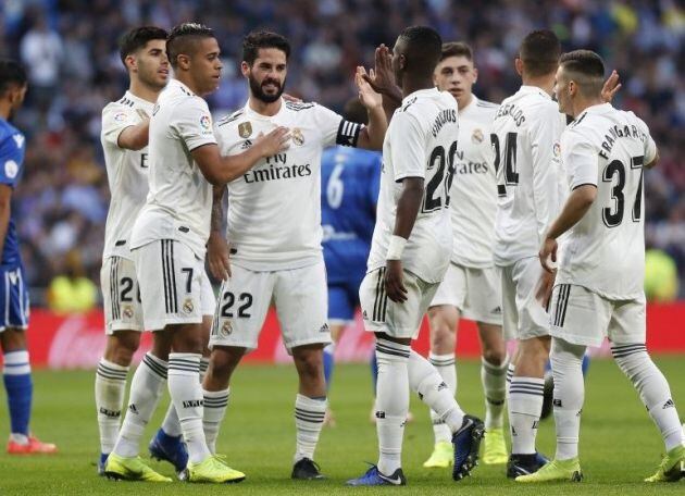 Los jugadores del Madrid celebran el último gol de Isco