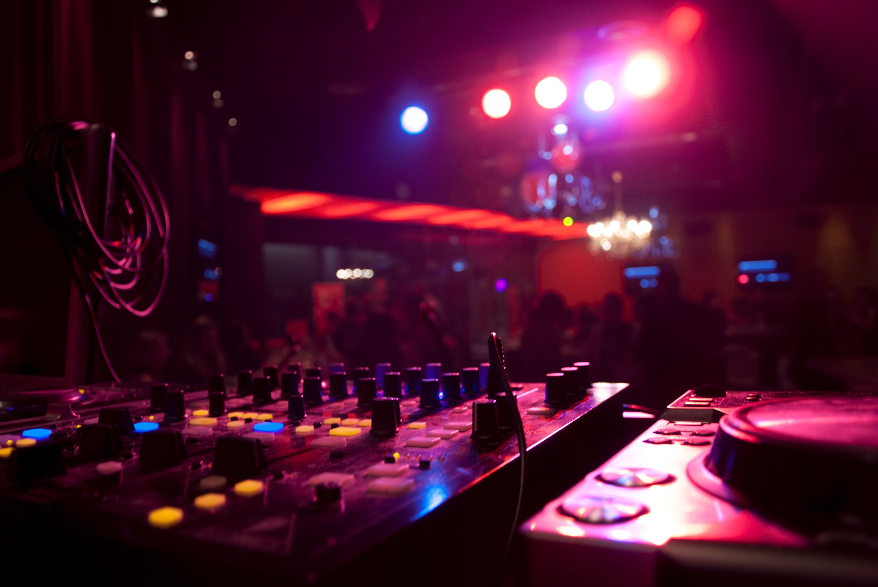 Mesa de DJ en una discoteca en una imagen de archivo.