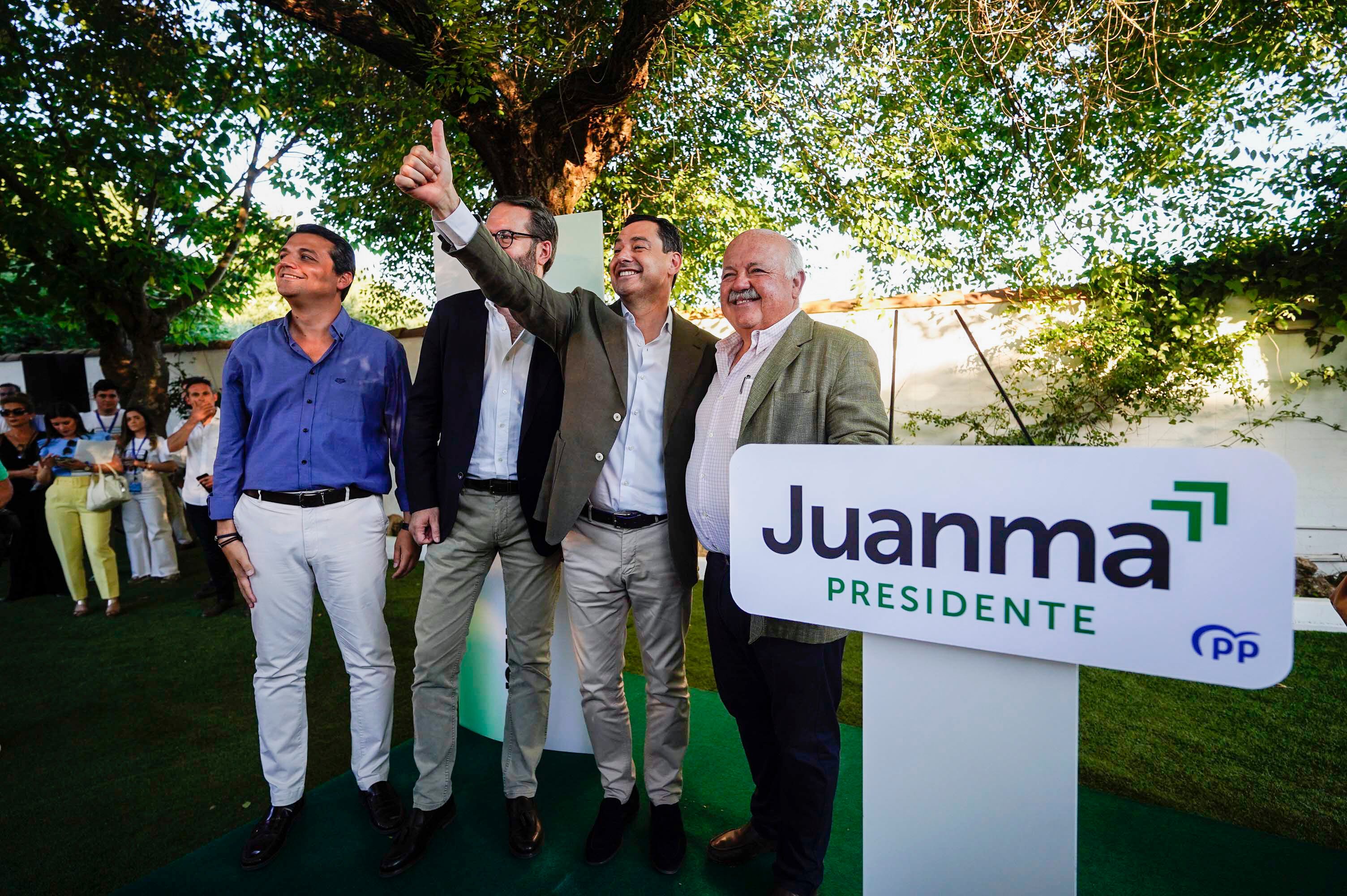 CÓRDOBA, 07/06/2022.- El presidente de la Junta de Andalucía, Juanma Moreno (2d), acompañado por el consejero de Salud de la Junta de Andalucía Jesús Aguirre (d), el presidente del PP de Córdoba Adolfo Molina (c) y el alcalde Córdoba José María Bellido (i), mantiene hoy martes un encuentro con la sociedad civil cordobesa en la Casa del Agua. EFE / Rafa Alcaide
