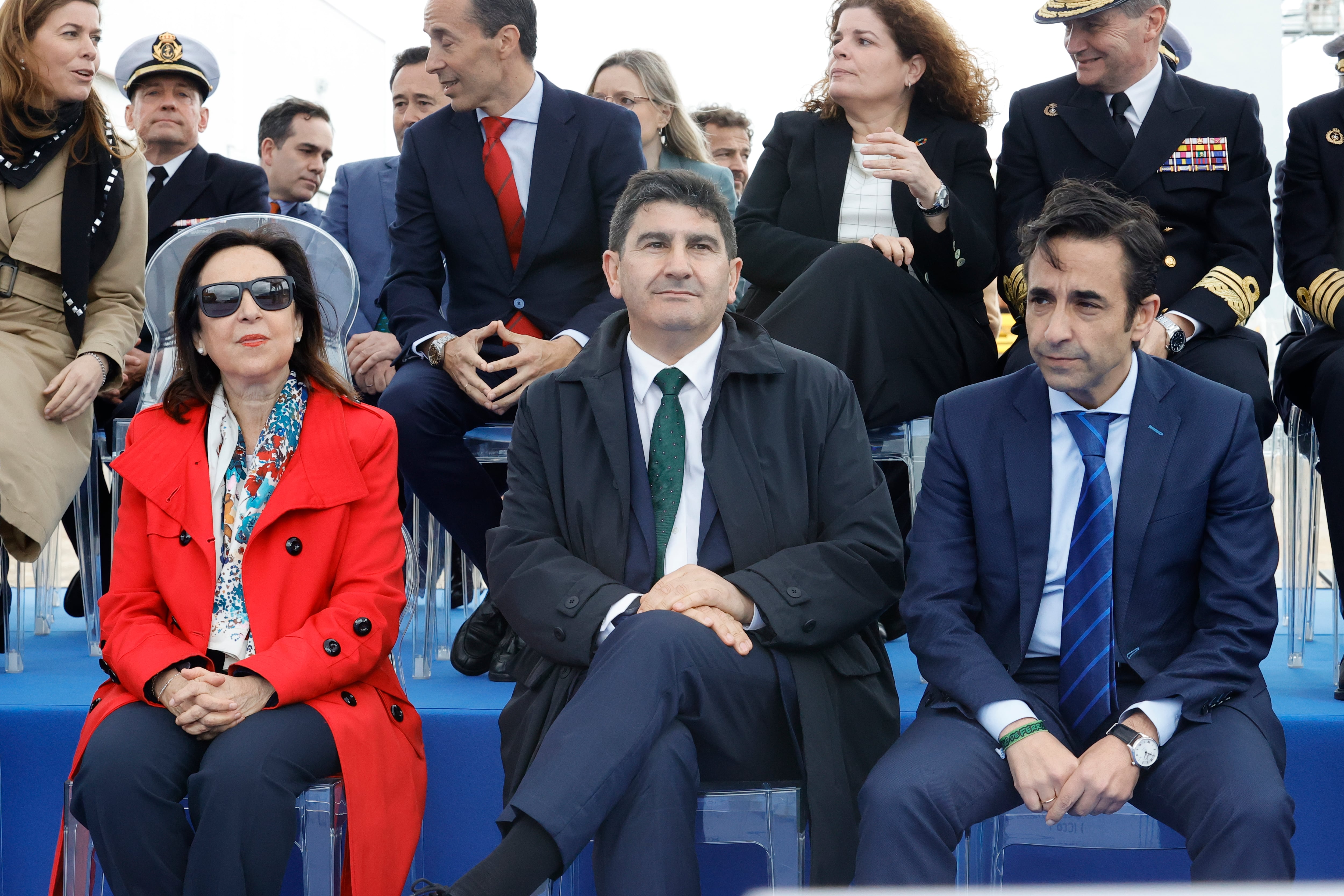 FERROL, 25/4/2025.- La ministra de Defensa, Margarita Robles, acompañada por el delegado del Gobierno en Galicia, Pedro Blanco, y el alcalde de Ferrol, José Manuel Rey Varela, este viernes en Navantia Ferrol (foto: Kiko Delgado / EFE)