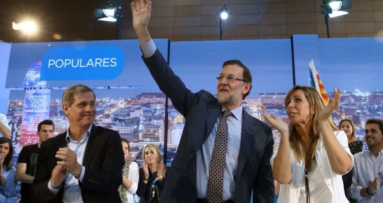 Alberto Fernández Díaz, Mariano Rajoy y Alicia Sánchez-Camacho, saludan a los simpatizantes que acudieron, en el pabellón de Nova Icària de Barcelona, al mitin central de campaña del PP catalán. 