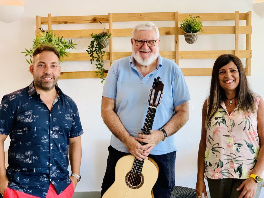 Mayeto, con su guitarra, junto a sus vecinos Chema y Rosa
