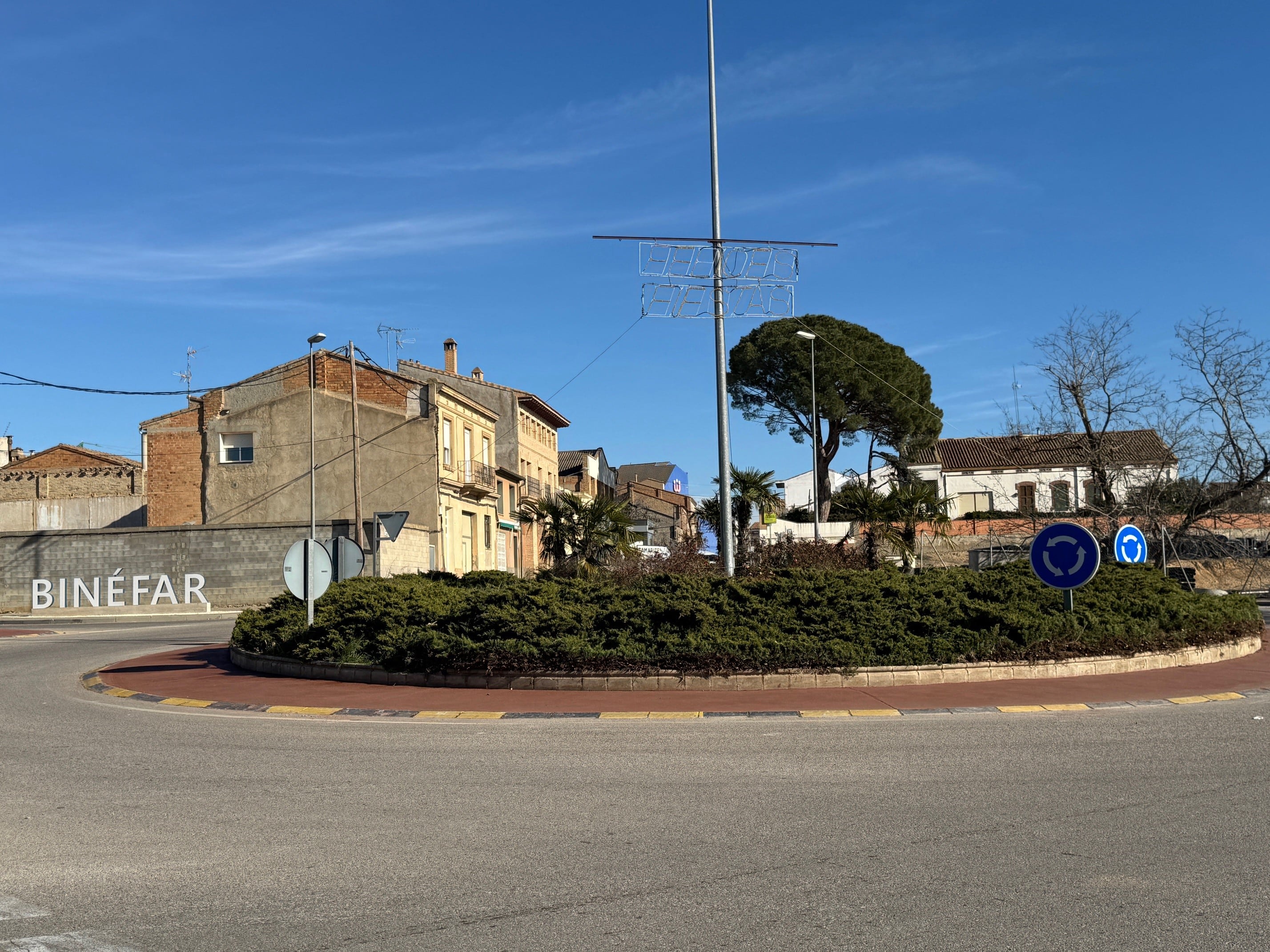 El Ayuntamiento de Binéfar ha pavimentado la rotonda de la calle Primero de Mayo