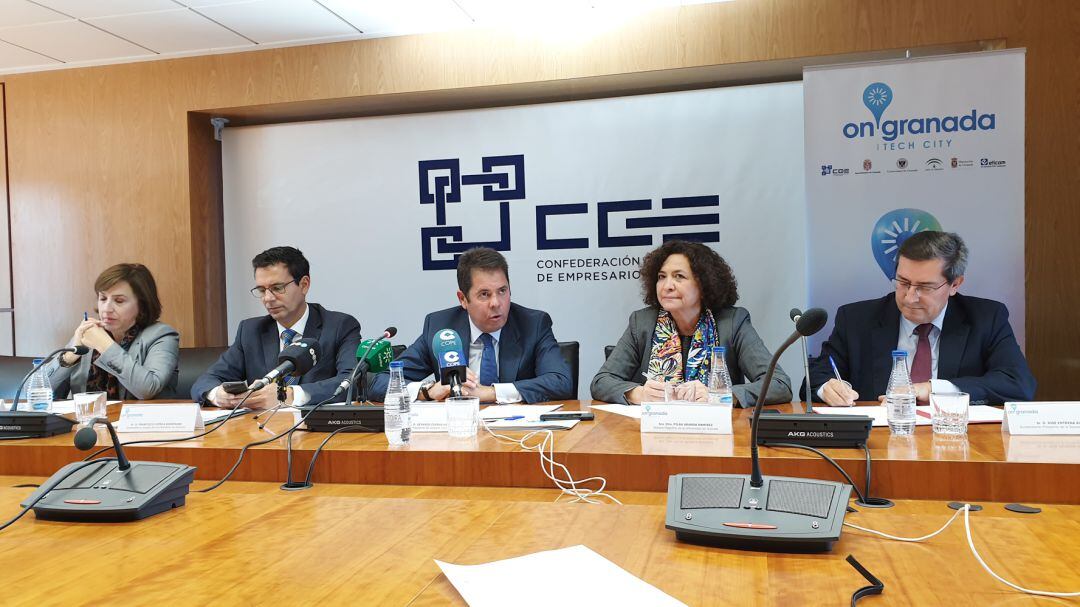 La delegada de la Junta en Granada, Sandra García; el alcalde de Granada, Paco Cuenca; el presidente de la Confederación Granadina de Empresarios (CGE, Gerardo Cuerva; la rectora de la Universidad de Granada (UGR), Pilar Aranda; y el presidente de la Dipu