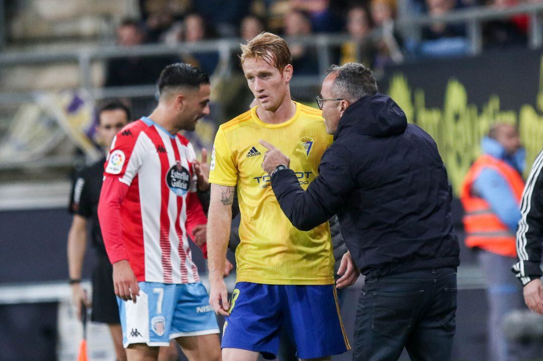 Álex recibe instrucciones de Cervera