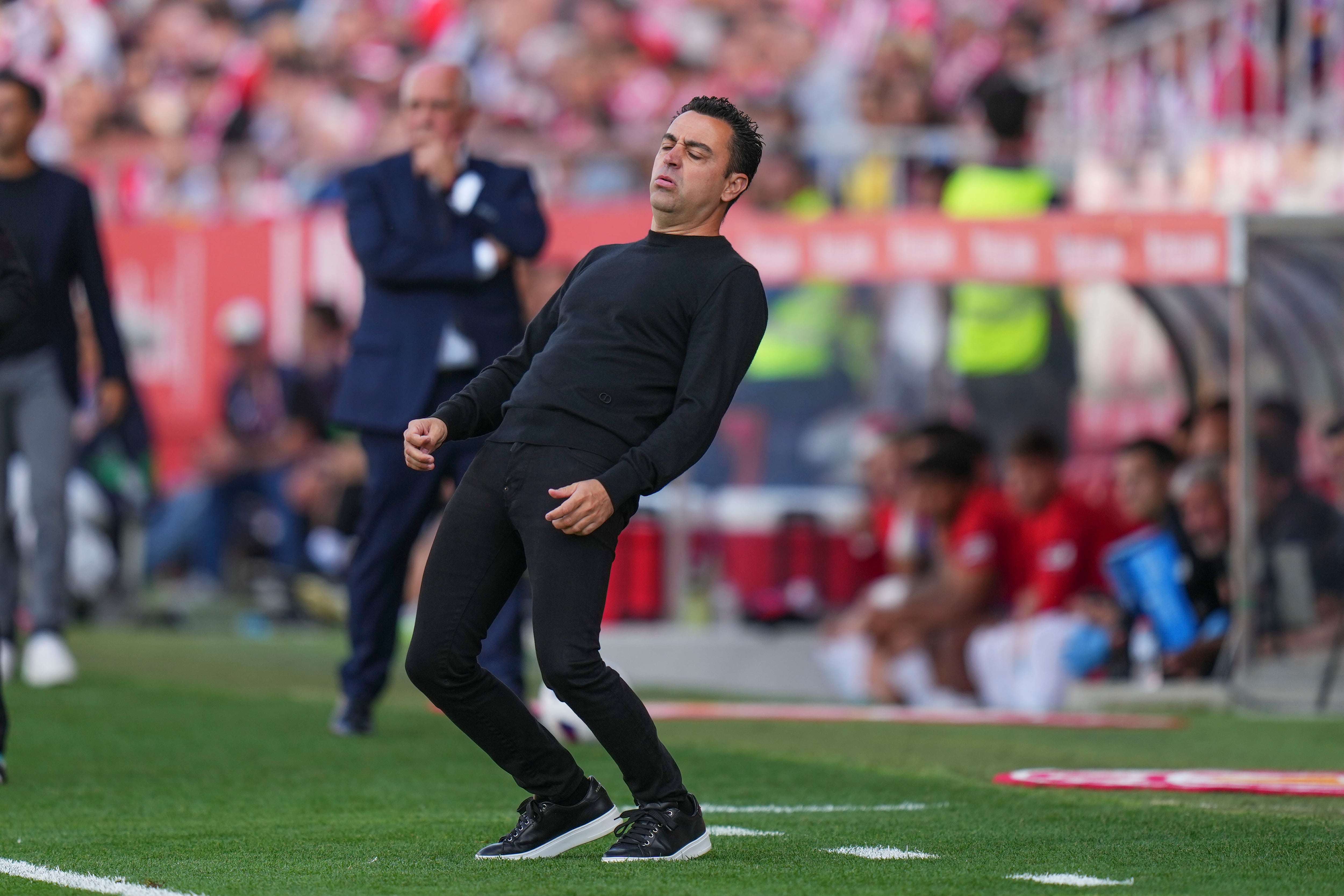 . GIRONA, 04/05/2024.- El entrenador del FC Barcelona Xavi Hernández, durante el partido de la jornada 34 de Liga en Primera División entre el Girona FC - Barcelona FC, en el estadio municipal de Montilivi. EFE/Siu Wu
