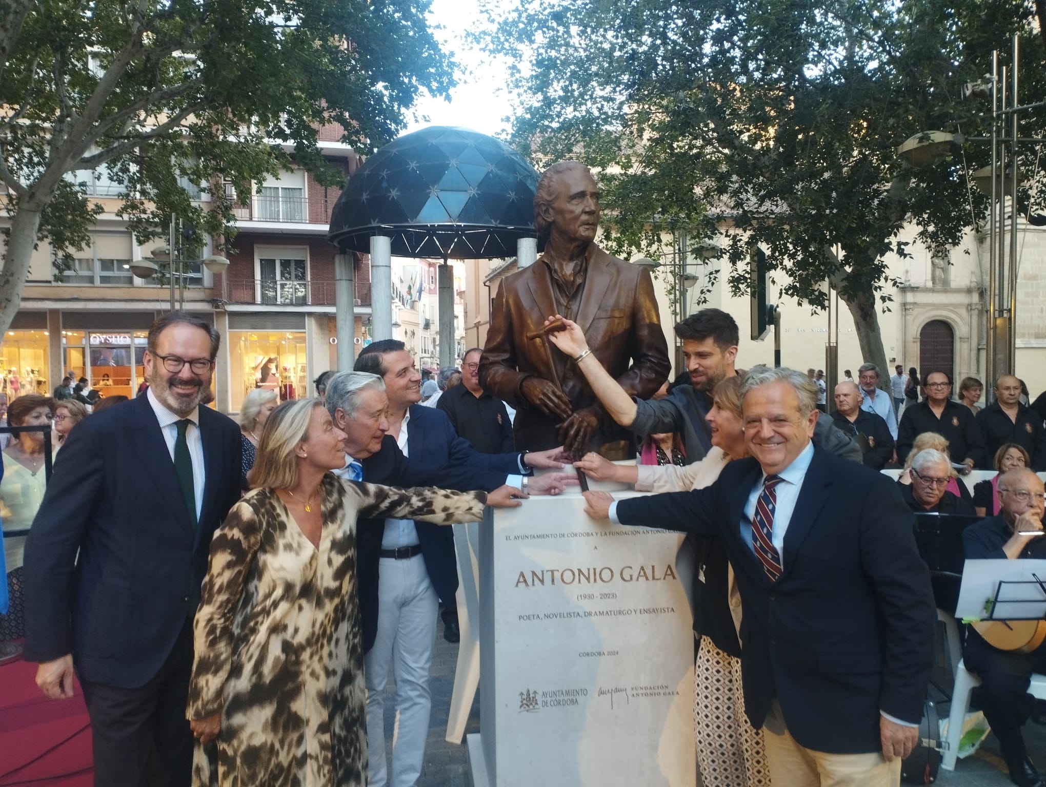 Las autoridades y el autor de la escultura, César Orrico, junto a la escultura.
