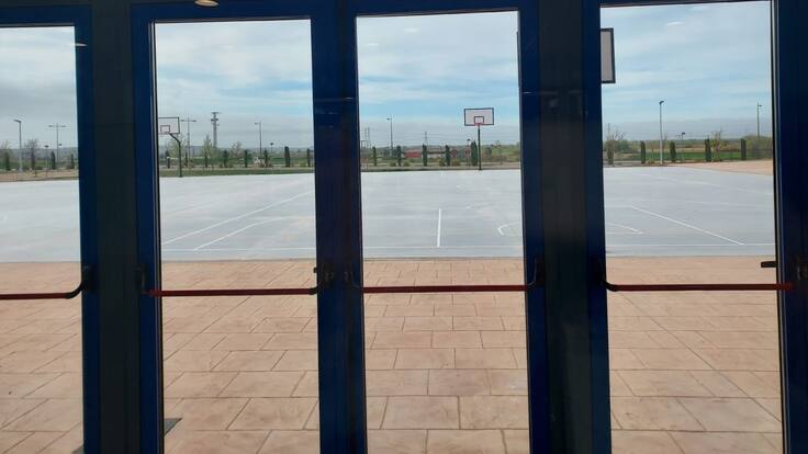 Fernando Bernal, presidente del AMPA del CEIP Madre Teresa de Calcuta de Parla, pide a la Comunidad de Madrid que confirme si sus hijos estudiarán en barracones en el nuevo instituto.