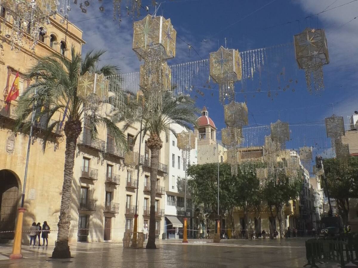 Últimos detalles para terminar el alumbrado de la plaza de Baix