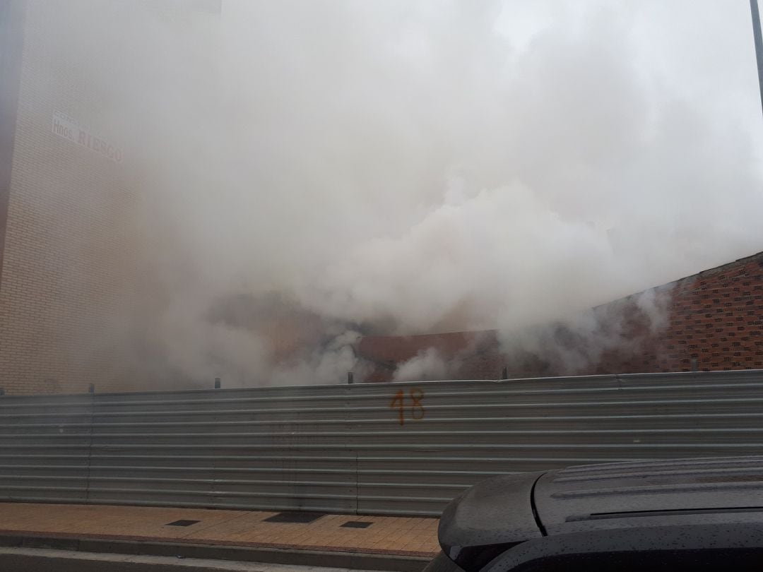 La columna de humo desde la Calle Don Silverio Velasco.