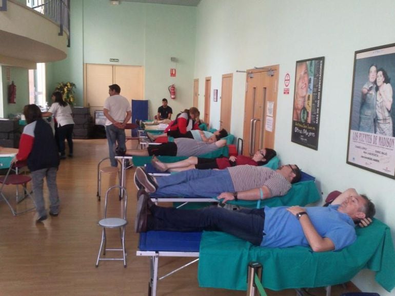 Varios donantes de sangre en el Centro Social de Dénia durante uno de los Maratones celebrados