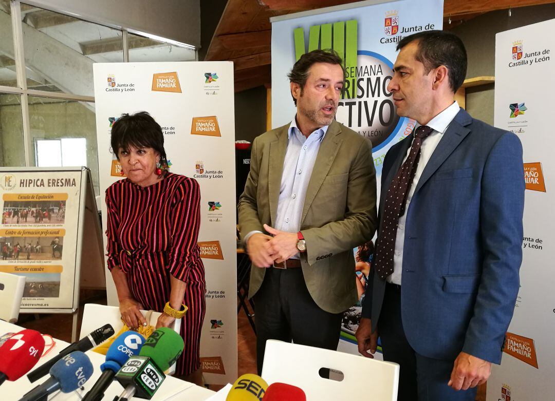 La concejala de turismo Claudia de Santos, el director general de turismo de la Junta Javier Ramírez y el presidente de ATACYL Emilio Rodríguez durante la presentación de la VIII Semana de Turismo activo en la comunidad
