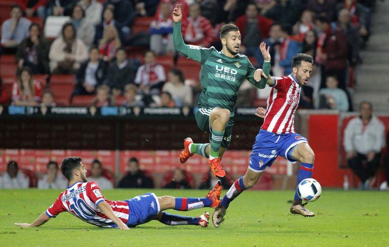  El delantero del Betis Álvaro Vadillo entre el centrocampista del Sporting de Gijón Nacho Cases y el defensa Álex Menéndez