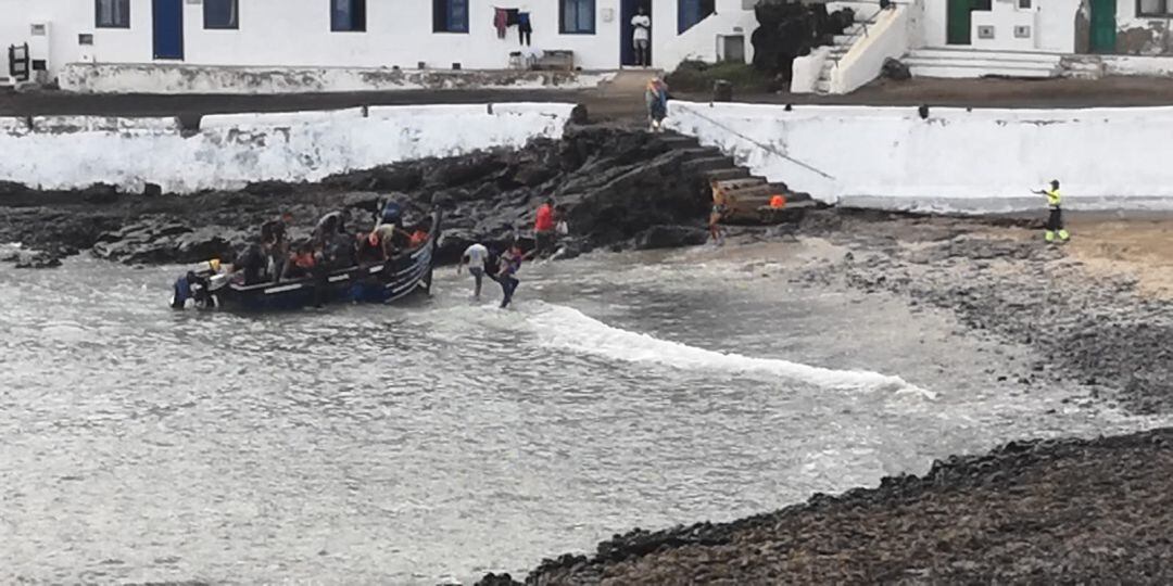 Momento en el que los migrantes de la patera desembarcaban en la orilla de Caleta de Caballo.