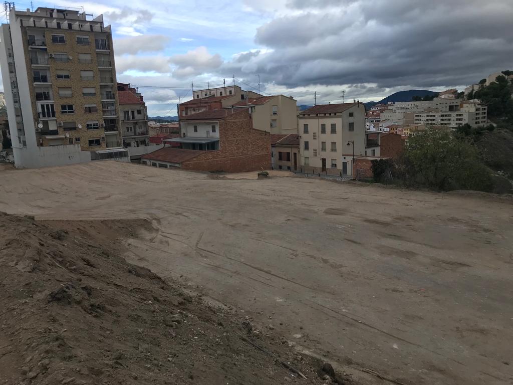 El Solar en la Riba donde se construirá el aparcamiento público en el Centro de Alcoy.